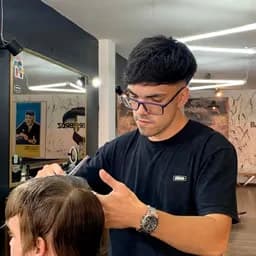 Teo Escobar cortando en la barbería